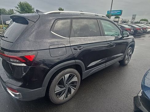 Used 2025 Volkswagen Taos SE AWD/4WD image 3