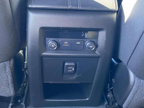 Used 2023 Chevrolet Traverse LT image 11