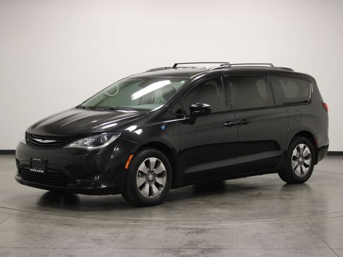 Used 2018 Chrysler Pacifica Touring-L FWD image 4