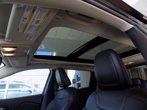 Certified 2018 Jeep Cherokee Limited w/ Technology Group image 19