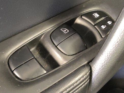 Used 2015 Nissan Rogue SV FWD image 27