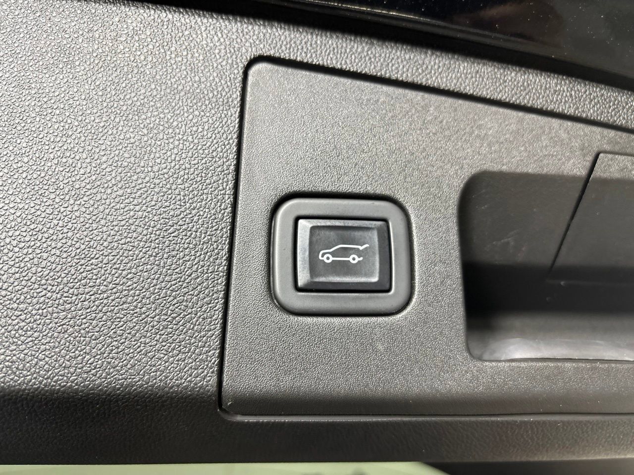 Used 2023 Cadillac XT4 Premium Luxury w/ Technology Package FWD image 26