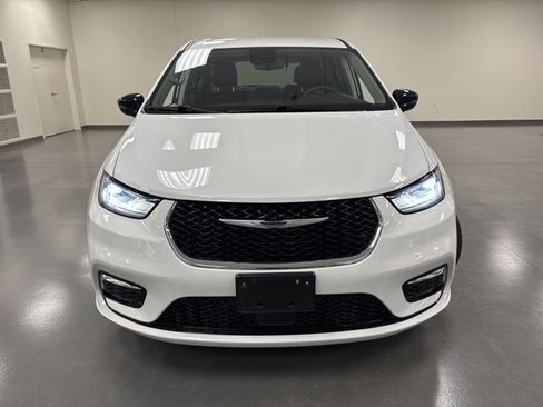 Used 2024 Chrysler Pacifica Touring-L image 2