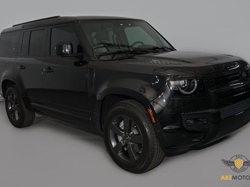 Used 2023 Land Rover Defender 130 X-Dynamic SE image 2