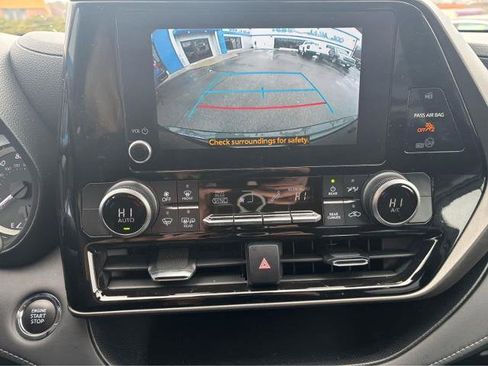 Used 2023 Toyota Highlander LE FWD image 33
