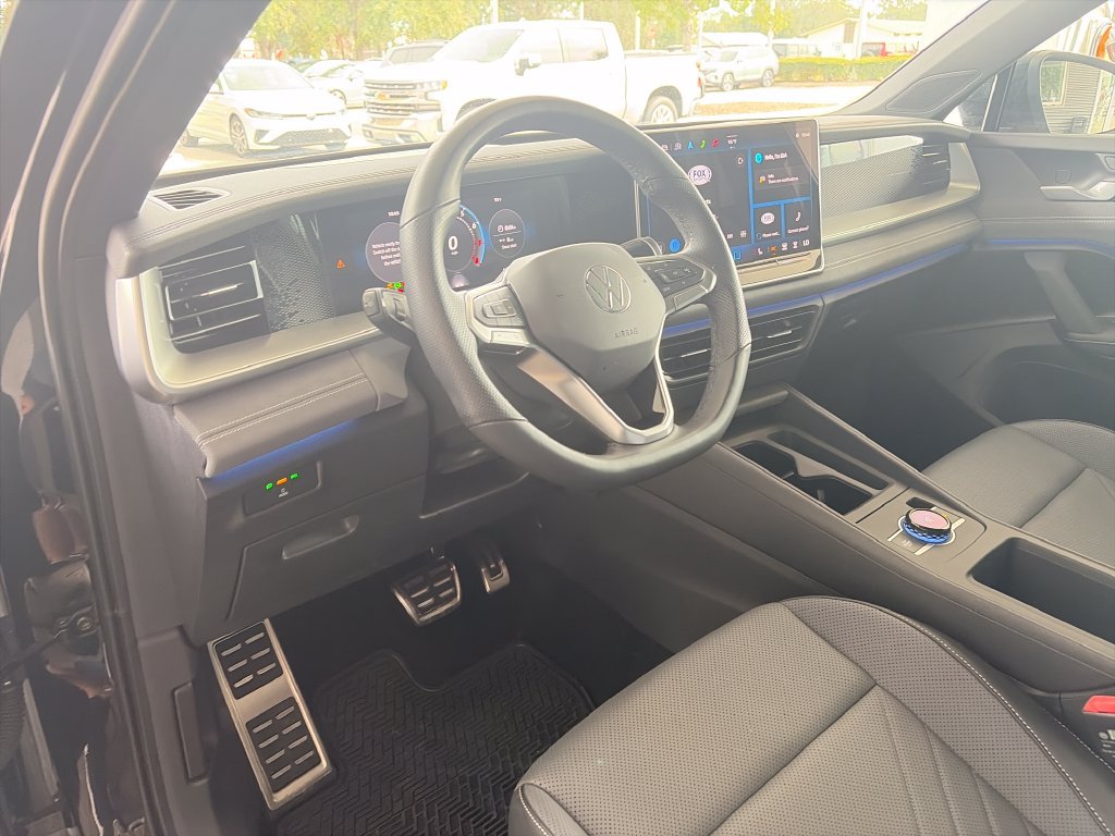 Certified 2025 Volkswagen Tiguan SE R-Line FWD image 12