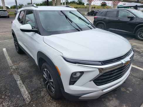 Used 2025 Chevrolet TrailBlazer LT AWD/4WD image 2