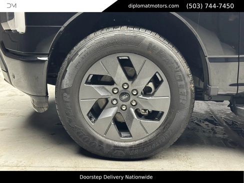 Used 2025 Ford F150 Lightning Lariat image 37