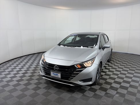 Used 2023 Nissan Versa SV image 2