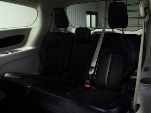 Used 2024 Chrysler Pacifica Touring-L FWD image 14