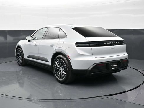 New 2026 Porsche Macan 4 Electric image 3