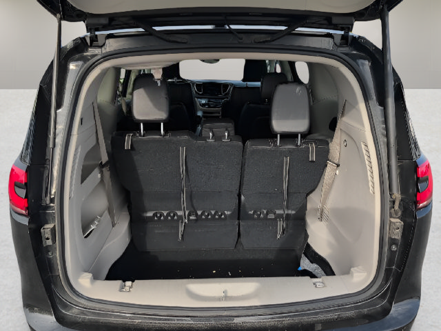 Used 2023 Chrysler Pacifica Touring-L FWD image 15