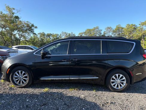 Used 2017 Chrysler Pacifica Touring-L w/ 13 Speaker Alpine Sound Group FWD image 8