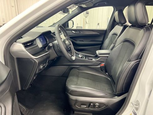 Used 2025 Jeep Grand Cherokee Altitude AWD/4WD image 19