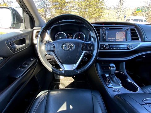 Used 2017 Toyota Highlander XLE AWD/4WD image 6