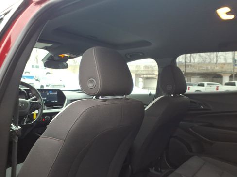 Used 2025 Chevrolet Trax RS w/ Sunroof Package image 12