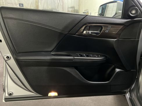 Used 2017 Honda Accord Touring image 14