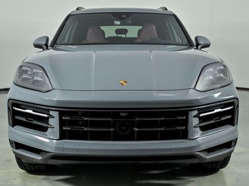 Used 2025 Porsche Cayenne AWD/4WD image 4