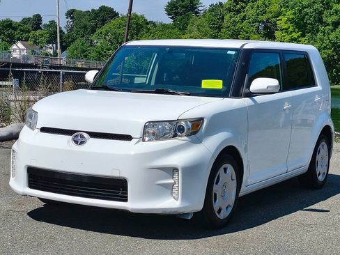 Used 2015 Scion xB FWD image 3