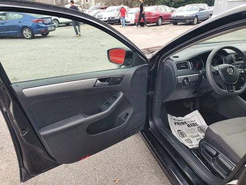 Used 2017 Volkswagen Jetta S image 9