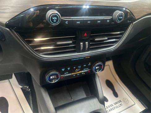Used 2020 Ford Escape Titanium image 35