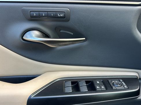 Used 2020 Lexus ES 300h w/ Luxury Package image 11