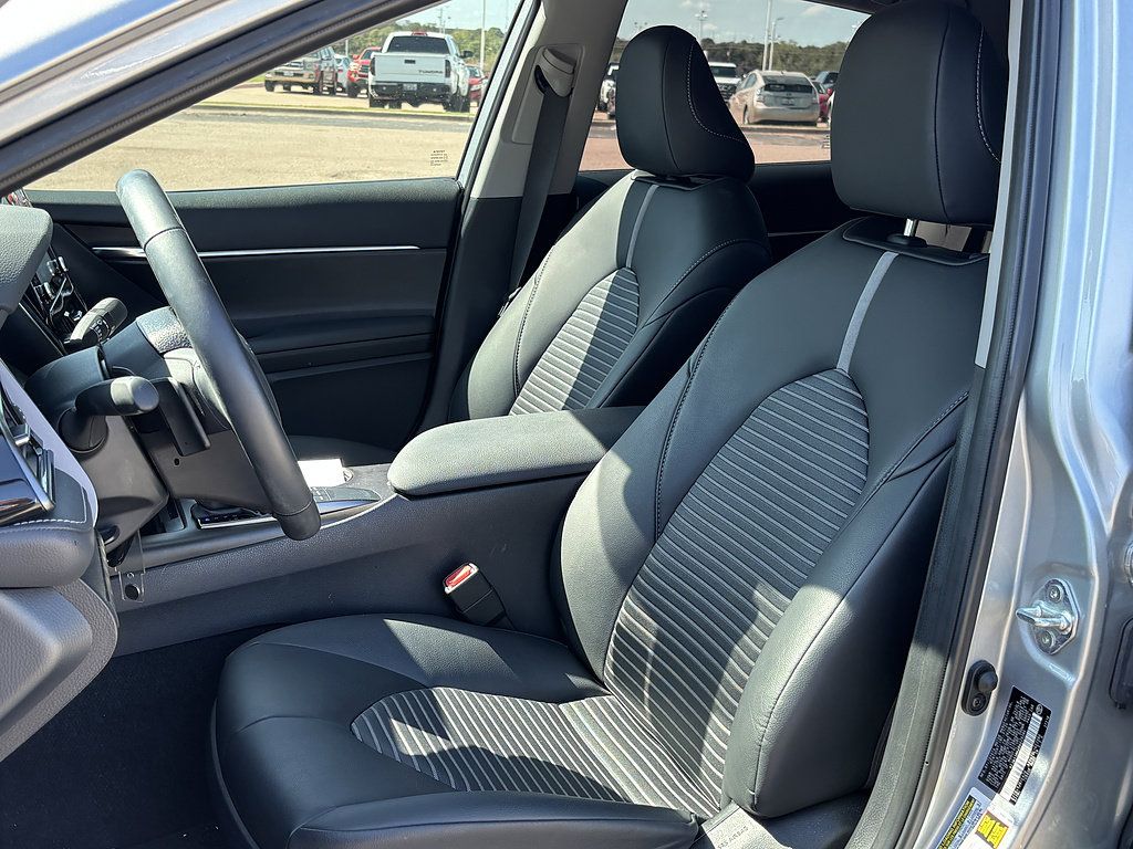 Used 2024 Toyota Camry SE FWD image 6