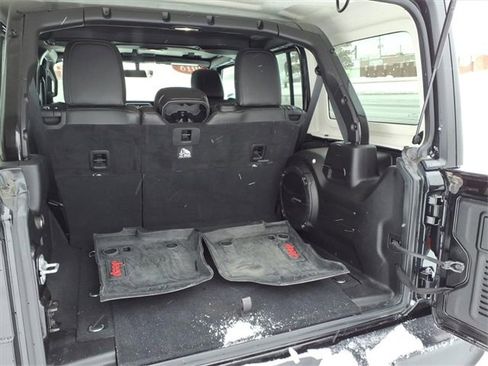 Used 2018 Jeep Wrangler Unlimited Sahara w/ Uconnect 4C Nav & Sound Group image 8