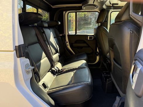 Used 2021 Jeep Gladiator Overland image 17