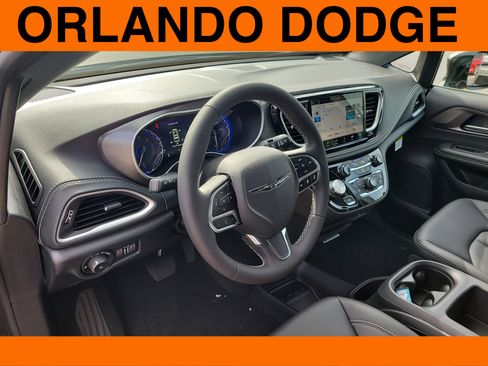 Used 2026 Chrysler Pacifica Select FWD image 17
