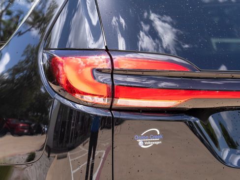 Used 2024 Chrysler Pacifica Touring-L FWD image 7