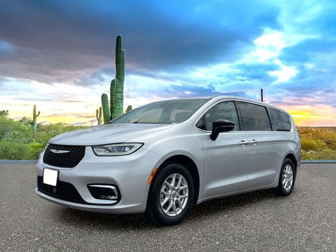 Used 2024 Chrysler Pacifica Touring-L FWD image 2