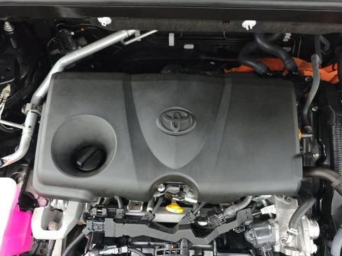 Used 2024 Toyota Venza XLE image 19