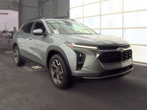 Used 2025 Chevrolet Trax LT w/ LT Convenience Package FWD image 3