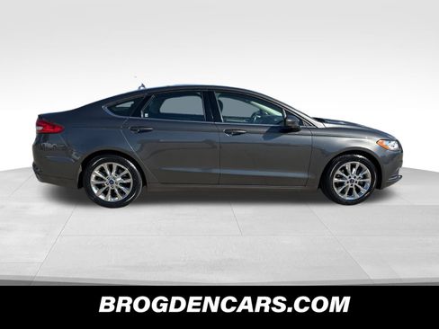 Used 2017 Ford Fusion SE w/ Fusion SE Technology Package image 2