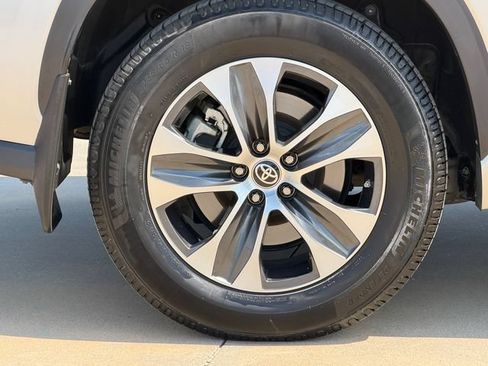 Used 2021 Toyota Highlander XLE FWD image 7