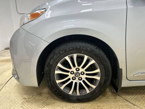 Used 2019 Toyota Sienna XLE w/ XLE Navigation Package FWD image 20