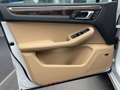 New 2026 Porsche Macan image 23