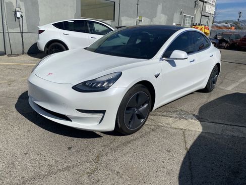 Used 2018 Tesla Model 3 Mid Range image 2