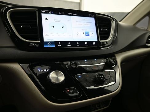 Used 2024 Chrysler Pacifica Touring-L FWD image 16