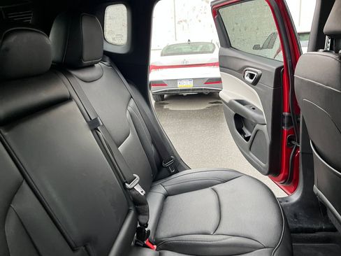 Used 2025 Jeep Compass Limited image 38