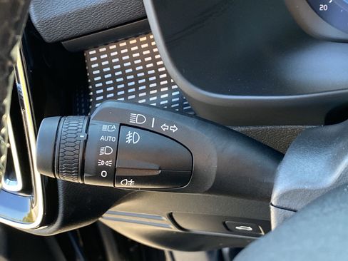 Used 2025 Volvo XC40 B5 Plus image 32