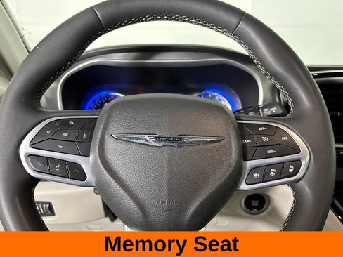 Used 2024 Chrysler Pacifica Touring-L FWD image 14