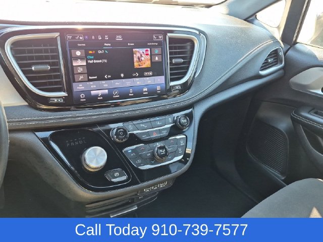 Used 2022 Chrysler Pacifica Touring FWD image 23