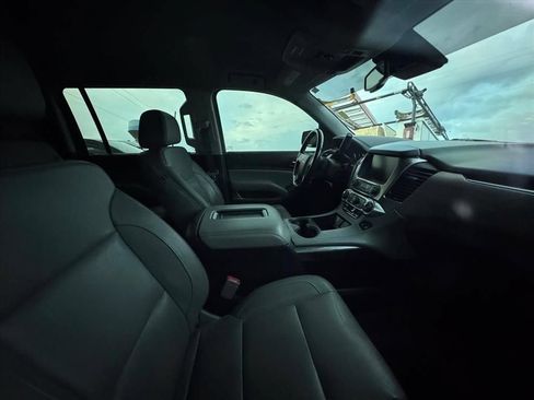 Used 2020 Chevrolet Suburban LT w/ Luxury Package RWD image 3
