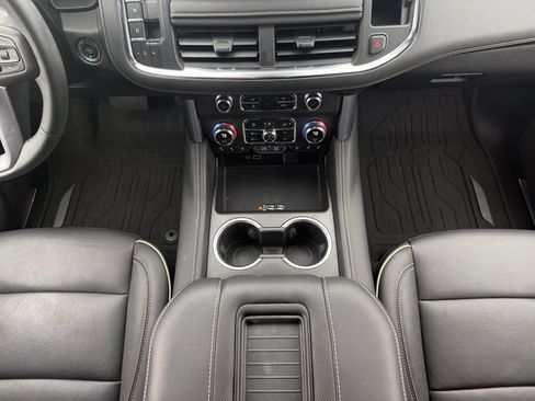 Used 2024 GMC Yukon SLT w/ SLT Premium Package AWD/4WD image 25