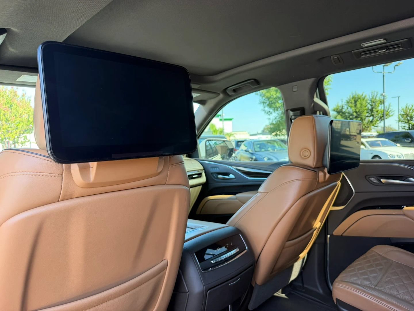 Used 2021 Cadillac Escalade ESV Sport w/ Driver Assist Tech Package AWD/4WD image 17