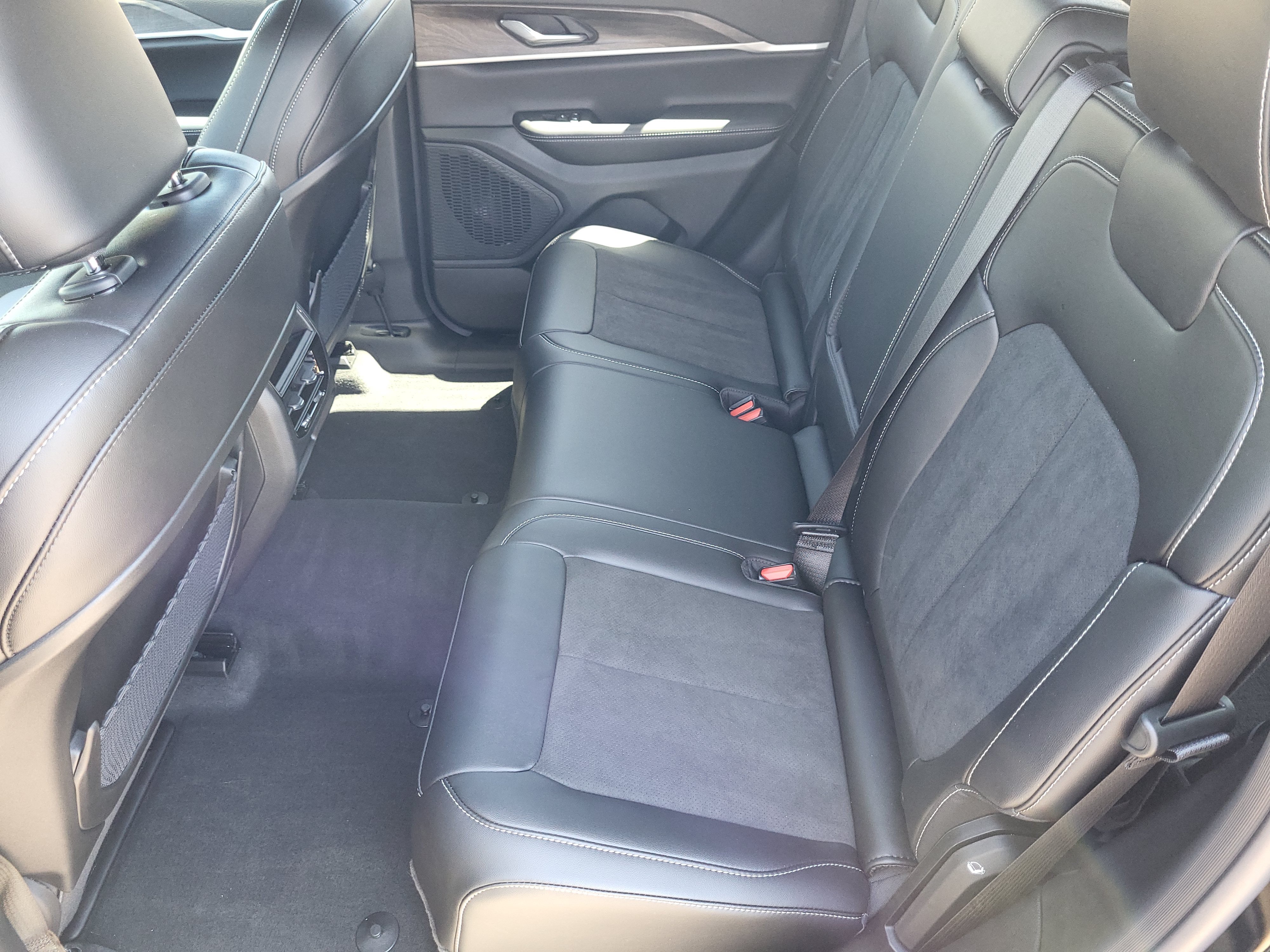 New 2026 Jeep Grand Cherokee Altitude AWD/4WD image 38