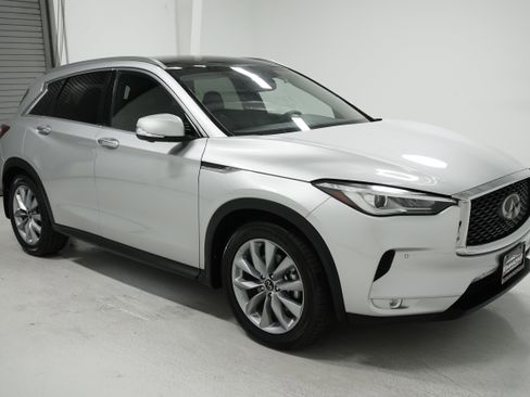 Used 2021 INFINITI QX50 Essential w/ Convenience Package image 3