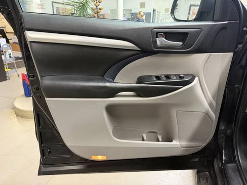 Used 2017 Toyota Highlander XLE AWD/4WD image 10